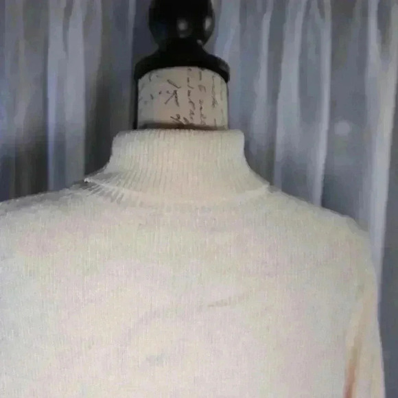 Lucia Burns Size Large Sequined Snowflakes Cream Colored turtleneck sweater - Picture 8 of 10